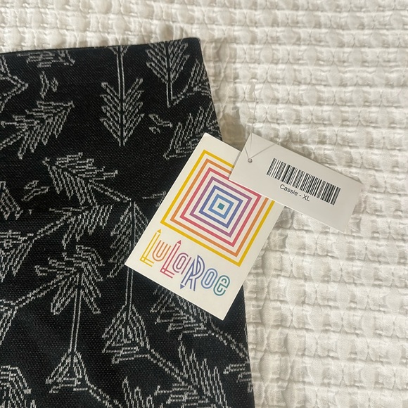 LuLaRoe Women’s Cassie Pencil Skirt/Size:XL /Color: Black-Gray Arrow Design(NWT) - Picture 2 of 7